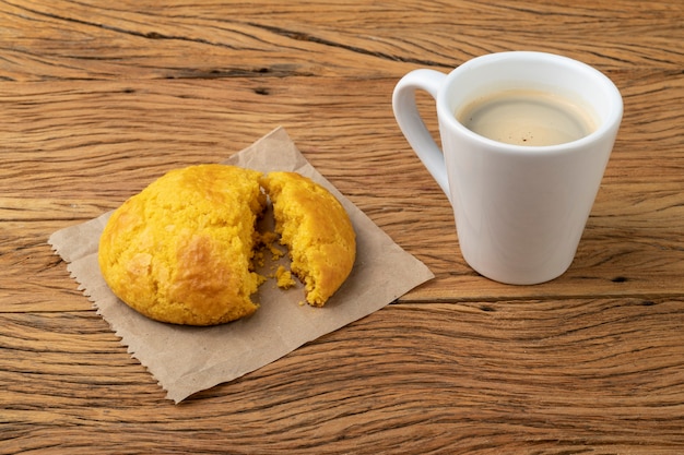 Broa, 커피와 함께 전형적인 브라질 옥수수 가루 빵.