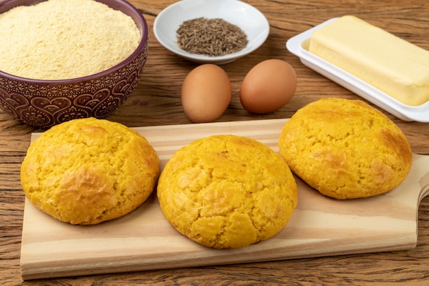 브로아, 재료를 넣은 전형적인 브라질 옥수수 가루 빵. 버터, 계란, 허브 및 푸바, 옥수수 가루.