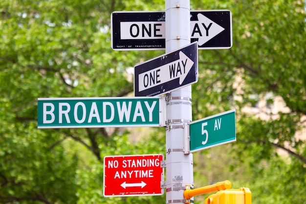 Фото Бродвей 5-я авеню и знаки улицы с односторонним движением