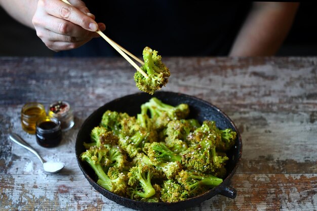 Foto broccoli al forno con salsa agrodolce cibo sano