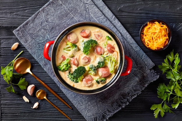 Broccoli Cheddar kaas Worstensoep in een pot