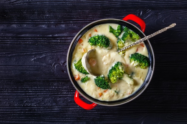 Photo broccoli cheese soup in a pot top view