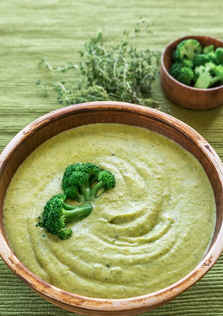 Foto zuppa di broccoli e formaggio