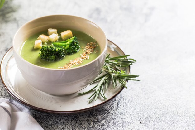 Broccoli cream soup with sesame seeds