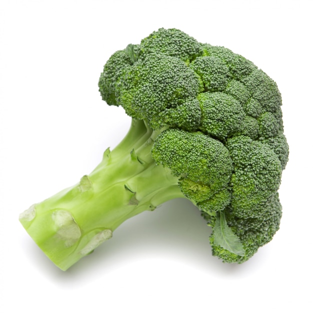 Broccoli die op wit worden geïsoleerd