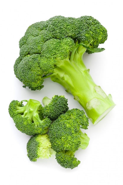 Broccoli die op wit worden geïsoleerd