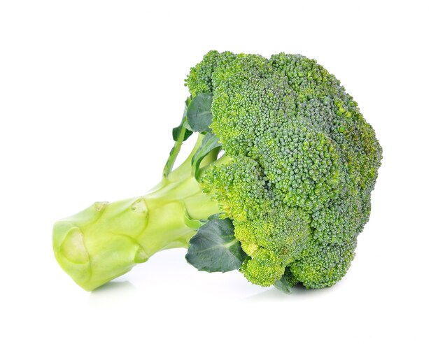 Broccoli die op wit worden geïsoleerd