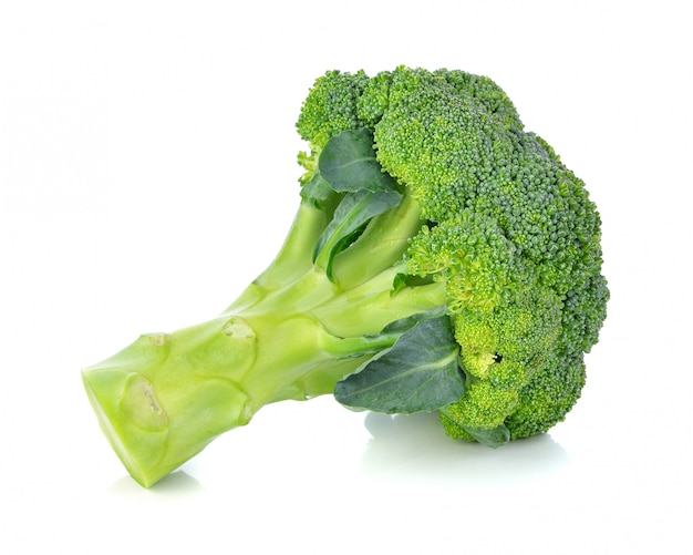 Broccoli die op wit worden geïsoleerd
