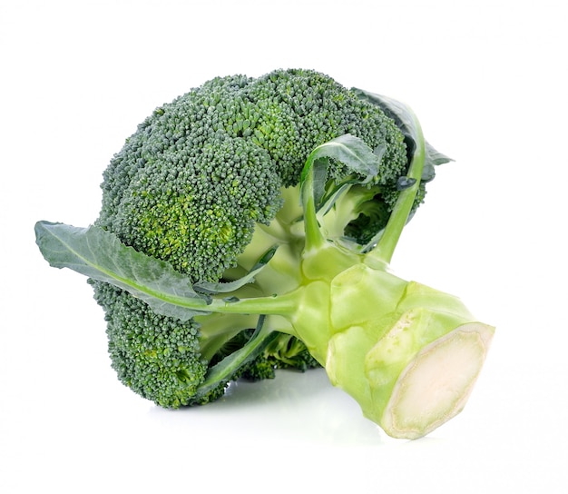 Broccoli die op wit worden geïsoleerd