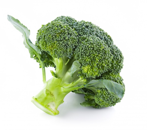 Broccoli die op witte achtergrond worden geïsoleerd