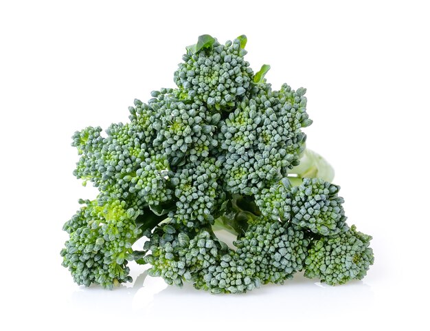 Broccoli die op witte achtergrond worden geïsoleerd