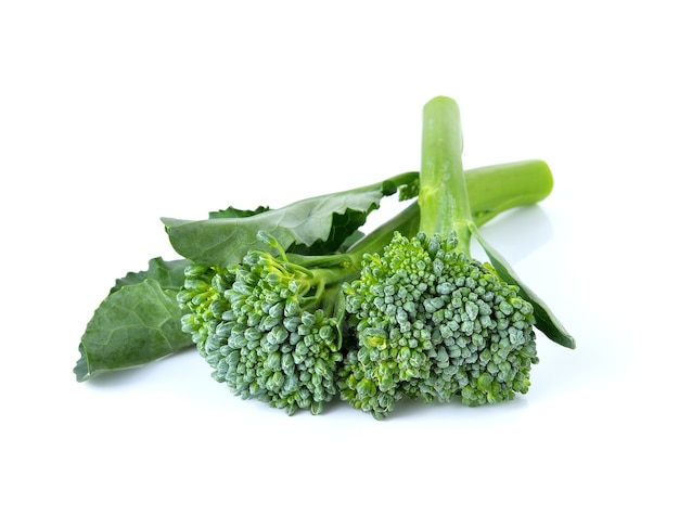 Broccoli die op witte achtergrond worden geïsoleerd