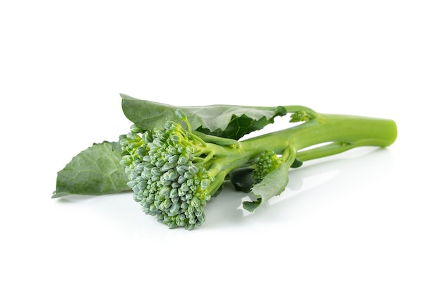 Broccoli die op witte achtergrond worden geïsoleerd