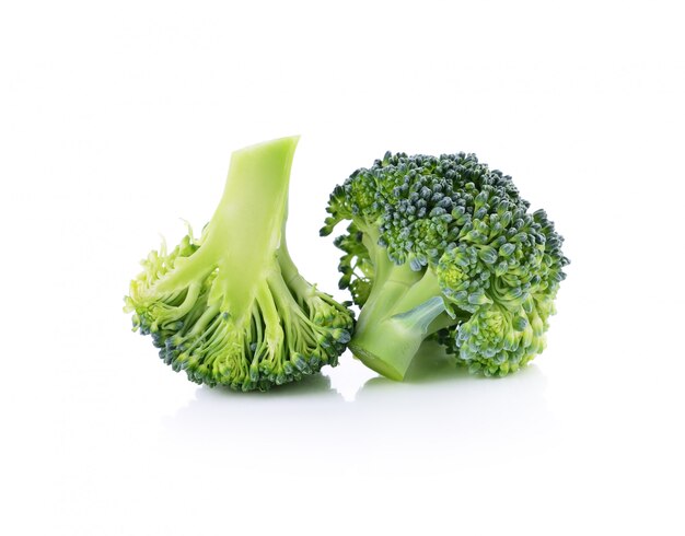 Broccoli die op witte achtergrond worden geïsoleerd