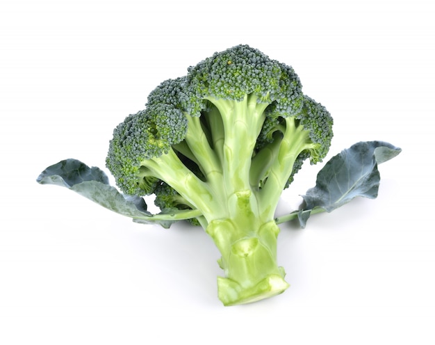 Broccoli die op witte achtergrond worden geïsoleerd