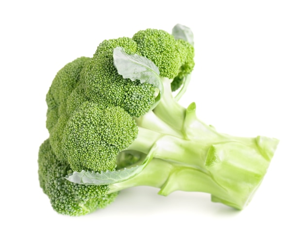 Broccoli geïsoleerd op een witte achtergrond. Rauwe groene broccoli groente. Detailopname.