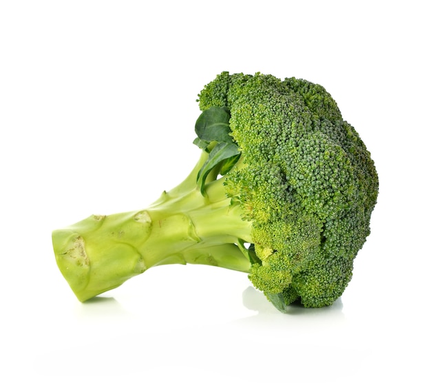 Broccoli geïsoleerd op wit