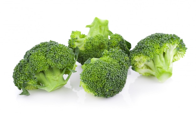 Broccoli geïsoleerd op wit