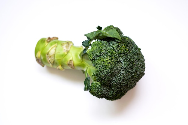 Foto broccoli geïsoleerd op witte achtergrond