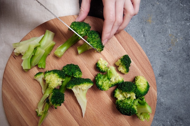 Broccoli hakken op een snijplank.