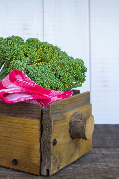 Broccoli in een houten doos