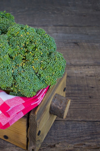Broccoli in een houten doos