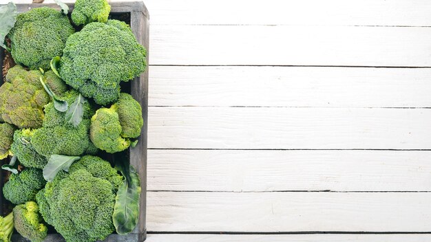 Broccoli in een houten kist Gezonde voeding Op een houten ondergrond Bovenaanzicht Kopieer de ruimte