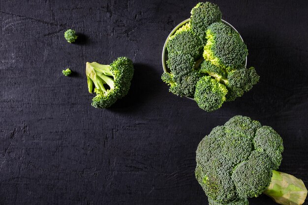 Broccoli in een kom op een zwarte achtergrond.