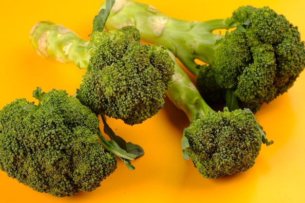 Photo broccoli is an edible green plant in the cabbage family. brassica oleracea var. italica. large head