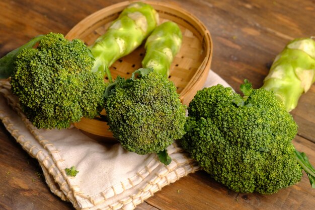 브로콜리는 양배추과에 속하는 식용 가능한 녹색 식물입니다. Brassica oleracea var. italica. 큰 머리