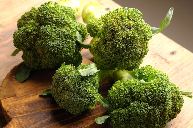 Broccoli is een eetbare groene plant uit de koolfamilie. Brassica oleracea var. cursief. Groot hoofd.