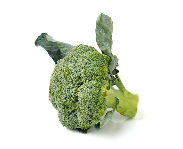 Foto broccoli isolati su bianco ackground