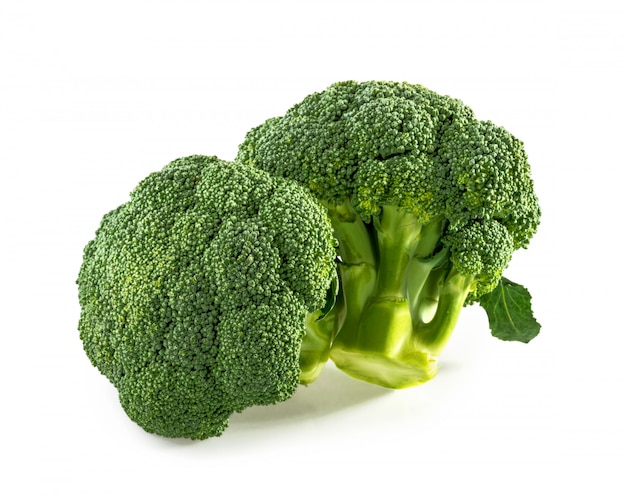 Foto broccoli isolato su sfondo bianco