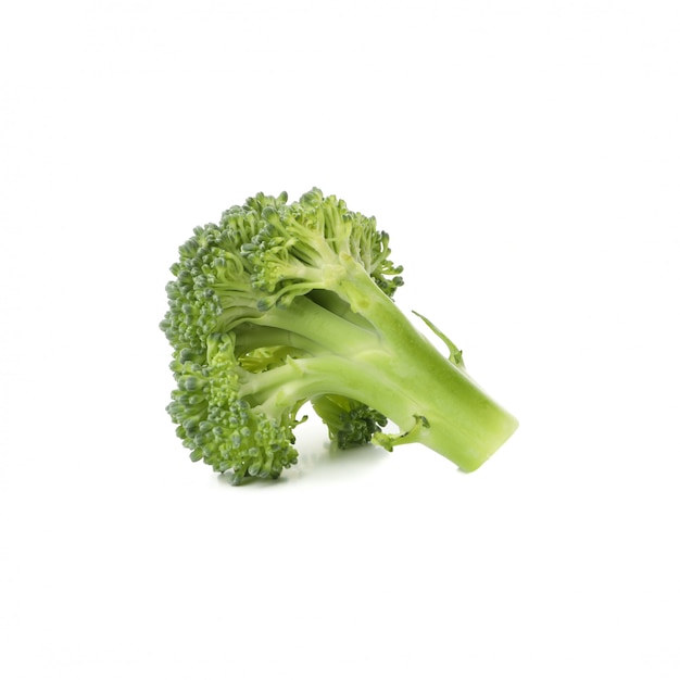 Broccoli isolati su superficie bianca. verdura fresca