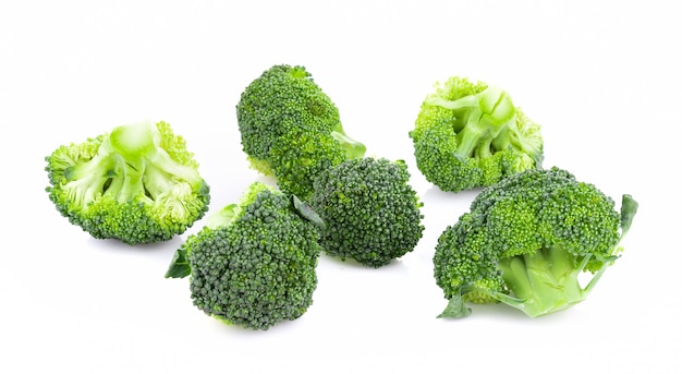 Broccoli isolati su bianco