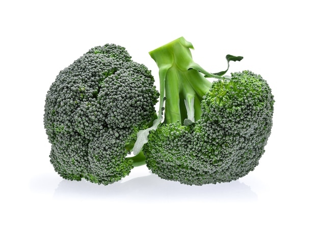 Broccoli isolati su bianco