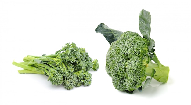 Broccoli isolati su un bianco