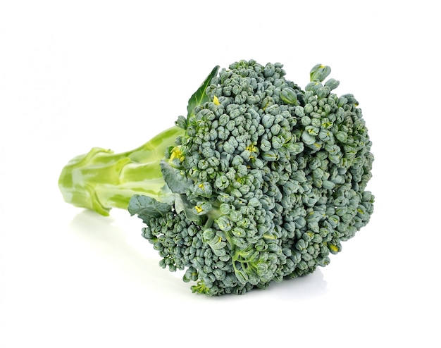 Broccoli isolati su bianco