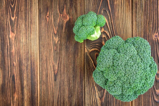 Broccoli isolati su sfondo di legno.