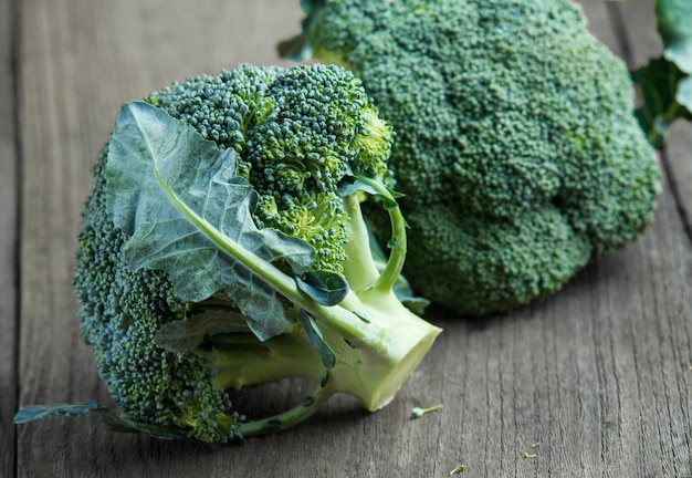 Broccoli su legno vecchio