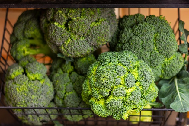 Broccoli op de toonbank van de groentemarkt gezond en vegetarisch eten