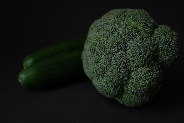 broccoli op een donkere achtergrond