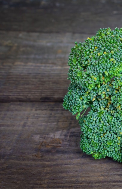 Broccoli op een houten achtergrond