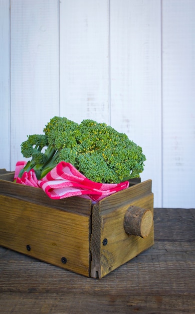 Broccoli op een houten doosachtergrond