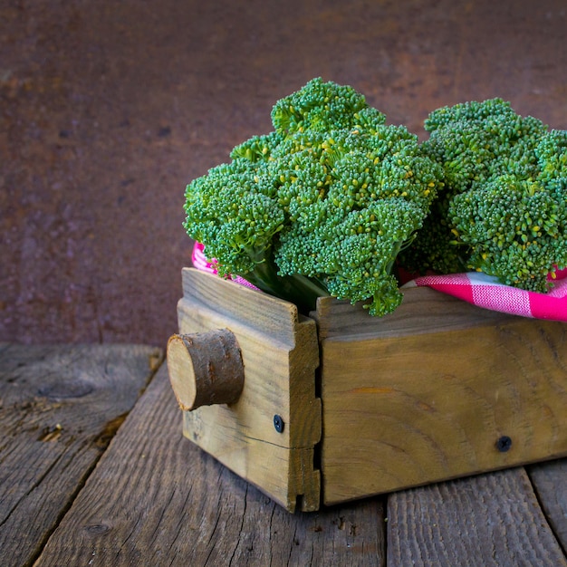 Broccoli op een houten doosachtergrond