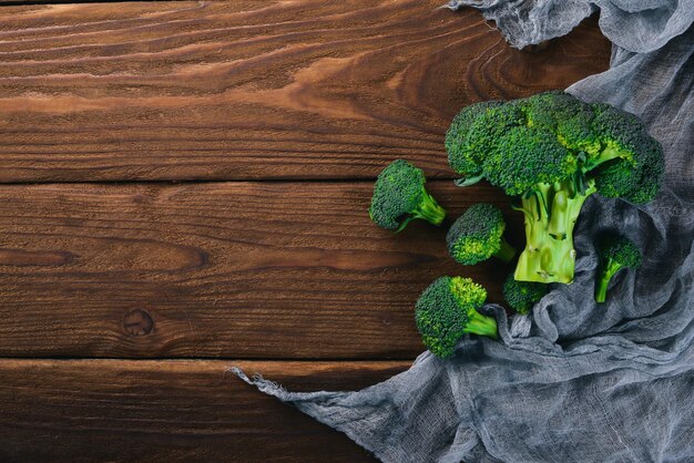 Broccoli Op een houten ondergrond Bovenaanzicht Vrije ruimte voor je tekst