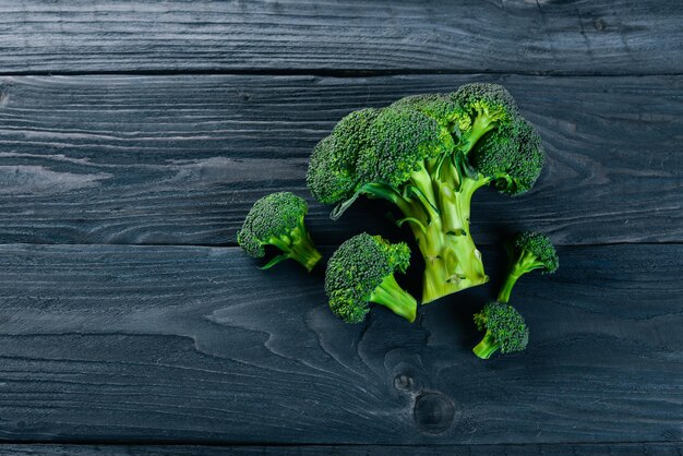 Foto broccoli op een houten ondergrond bovenaanzicht vrije ruimte voor je tekst