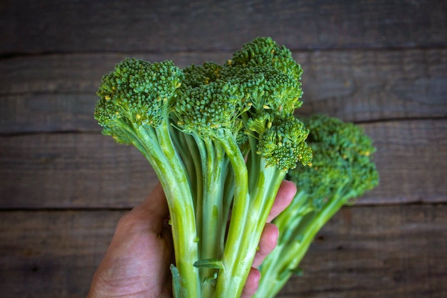 Broccoli op een houten tafel