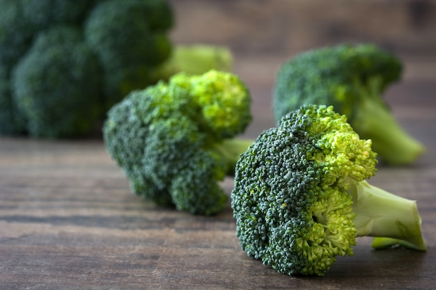 Broccoli op een rustiek hout