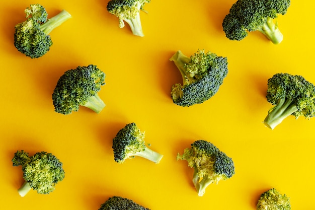 Broccoli op gele achtergrond, selectieve aandacht